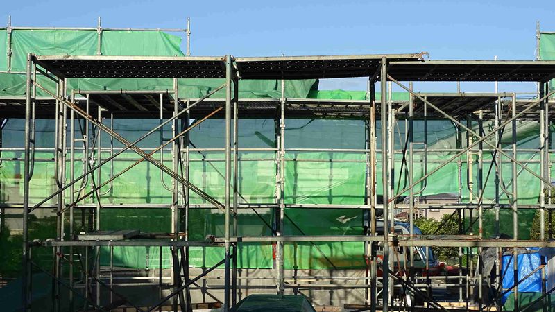 幕墙施工脚手架搭设：安全标准与关键要点**