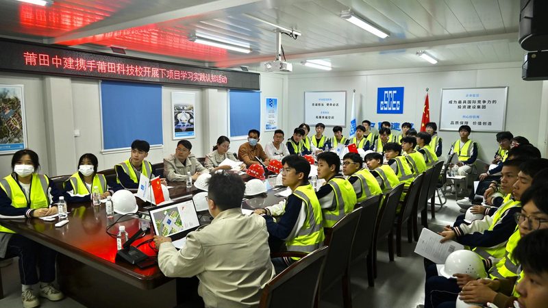 人工费：人工费包括施工人员的工资、福利等。在解读人工费时，要关注以下要点：